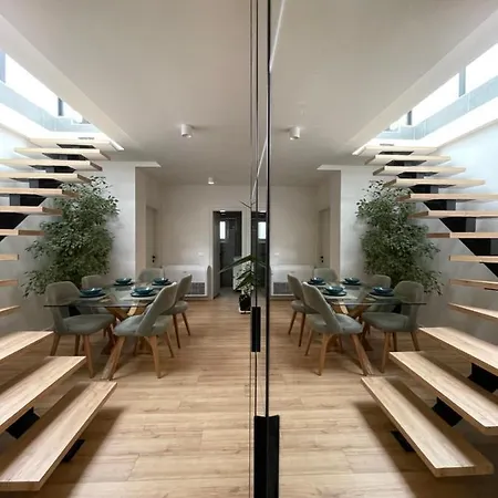 Square Luxury Penthouse アパート ティラナ