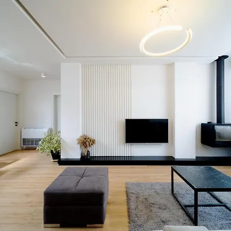 Square Luxury Penthouse * ティラナ