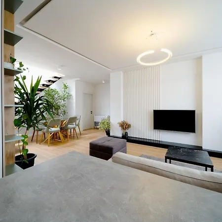 Square Luxury Penthouse * ティラナ