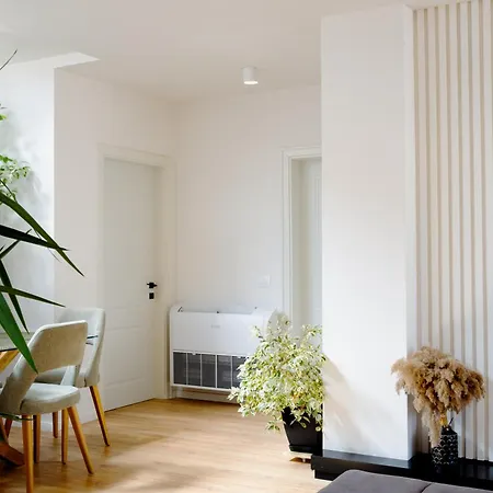 Square Luxury Penthouse ティラナ