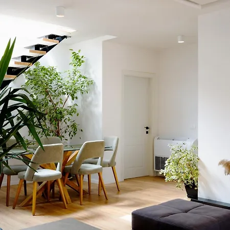 アパート Square Luxury Penthouse ティラナ