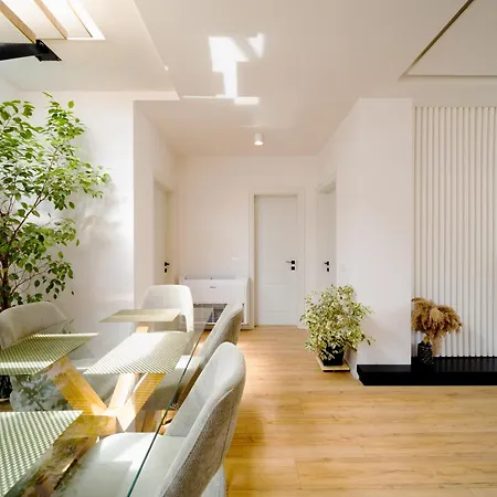 アパート Square Luxury Penthouse ティラナ