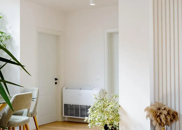Square Luxury Penthouse ティラナ
