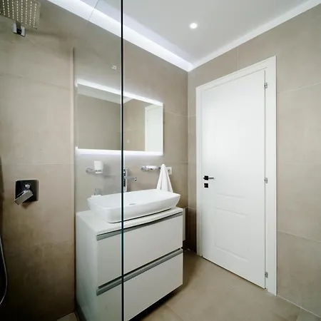 Square Luxury Penthouse Apartment *