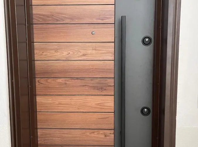 Square Luxury Penthouse Тирана